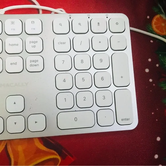 Macally Premium Wired Mac Keyboard used only a few times in excellent condition - Picture 7 of 8